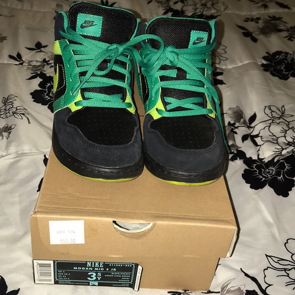 Nike Other - HP ❤️ Nike Mogan JR 3.5Y Black/Atomic Green/Green